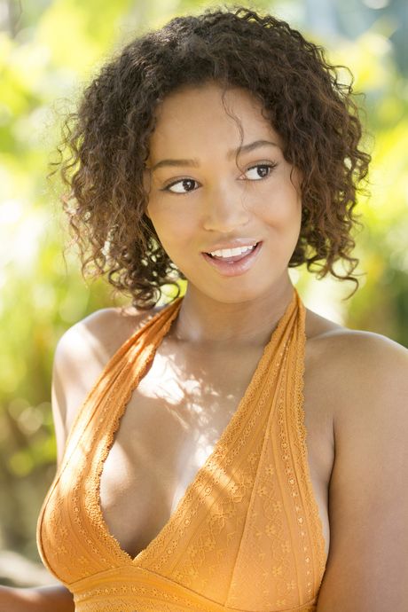 playboy plus: La bella americana di colore Noelle Monique mostra il suo culo sexy e le sue belle tette all