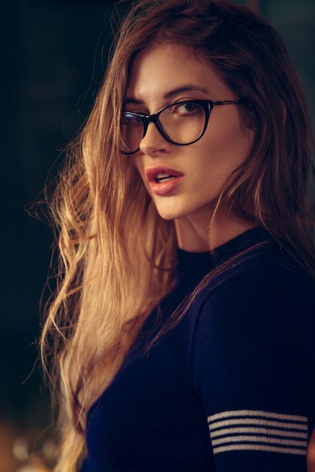 playboy plus: Taya Vais w okularach rozbiera się, by pokazać płaskie cycki i rozłożone nogi w bibliotece