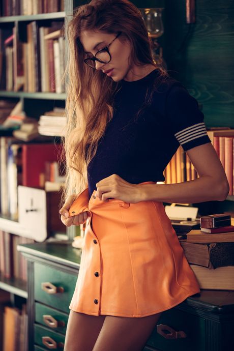 playboy plus: 戴眼鏡的 Taya Vais 在圖書館脫衣服露出扁平的乳房和張開的雙腿