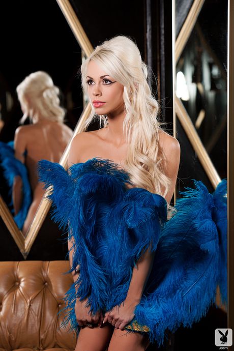 playboy plus: La modella e modella britannica bionda Chloe Crawford mostra il suo culo caldo e posa in solitaria