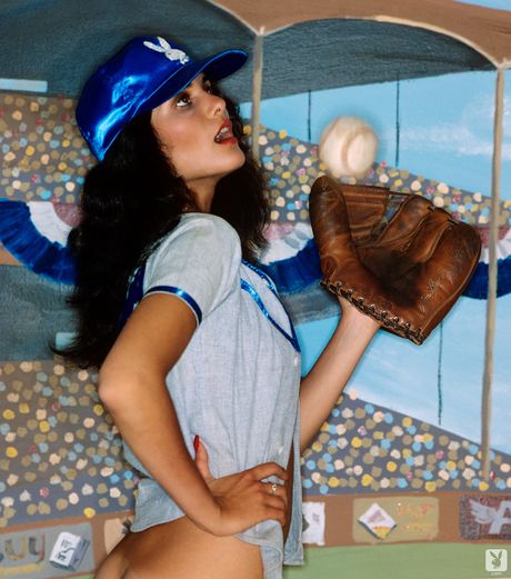 playboy plus: Chicas guapas con tetas increíbles juegan con cartas de béisbol en un trío caliente