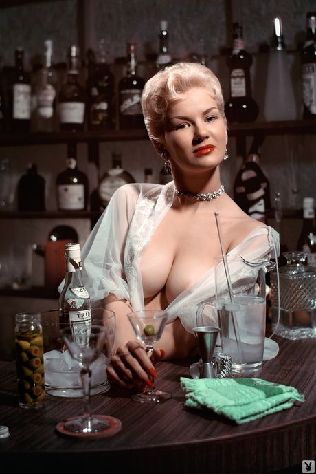 playboy plus: Oszałamiająca amerykańska blondynka Janet Pilgrim pokazuje swoje wielkie melony i pozuje w solowym wydaniu