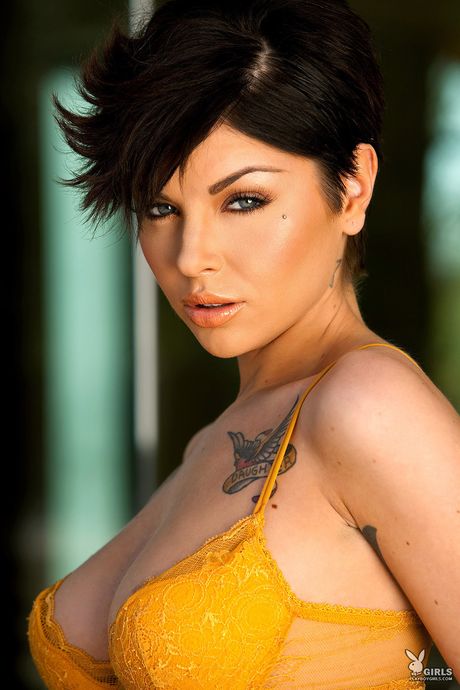 playboy plus: Wytatuowana Amerykanka Jai Bella rozbiera się i pokazuje swoje wielkie cycki i tyłek w solowym występie