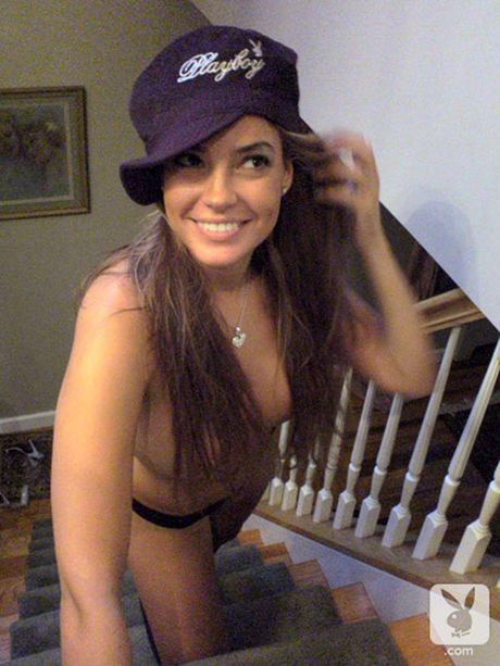 playboy plus: Sexy meiden Monica Leigh en Courtney Culkin kleden zich naakt op een deken in hakken