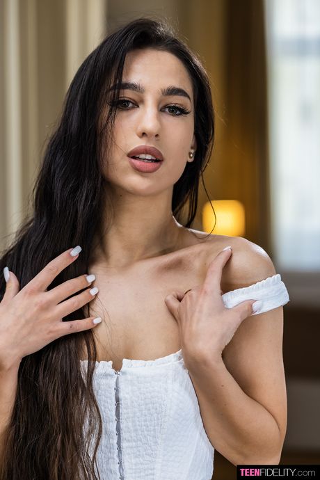 porn fidelity: Cudowna ukraińska piękność Kama Oxi rozbiera się na krześle, zanim pokaże swoją ciasną cipkę