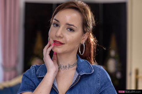 porn fidelity: La bellissima ragazza ceca Zeynep Rossa mostra il suo grande seno e allarga le gambe