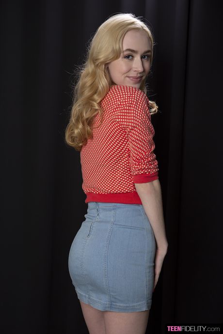 porn fidelity: Blonde Amerikaanse covergirl Candy White onthult haar kleine tieten voordat ze haar kale kutje laat zien