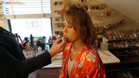 porn fidelity: Hete Latina Demi Lopez kleedt zich uit en laat haar hete lichaam zien in de badkamer