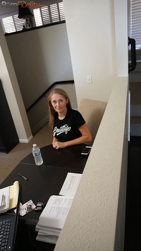 porn fidelity: La bionda americana di prima classe Kandace Kayne si spoglia completamente sul letto prima di fare la doccia