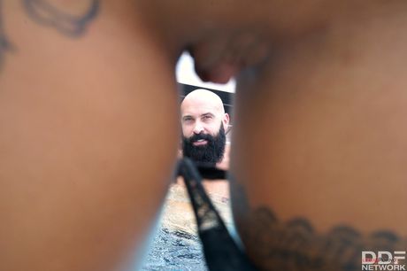 porn world: Wielkocycata europejska laska Susy Gala daje loda pod prysznicem przed fellatio