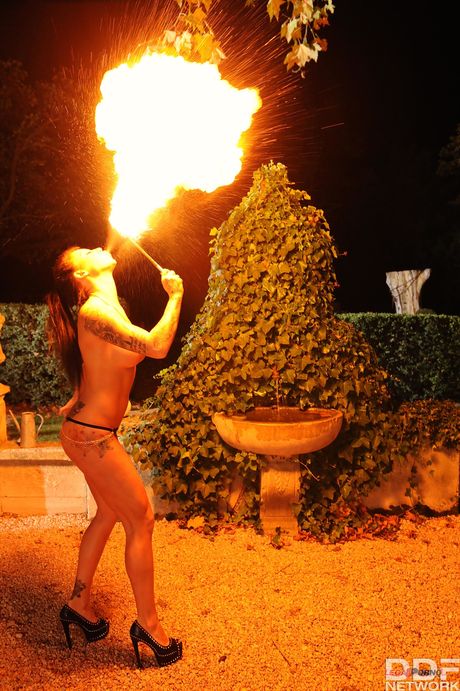 porn world: Fantastische britische dunkelhaarige Daniella Mae zeigt ihre massiven Titten und Arsch in einer Feuerstelle