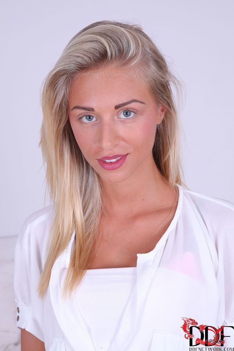 porn world: Francuska piękność Chloe Lacourt pokazuje swoje małe cycki i pozuje solo