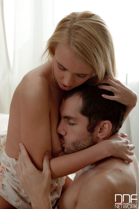 porn world: La muñeca rubia eslovaca Ema se deja follar el coño por su novio