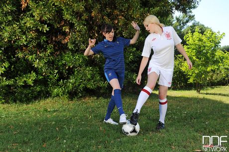 porn world: As lésbicas do futebol Samantha Bentley e Tegan Jane se beijando e se dedilhando na grama