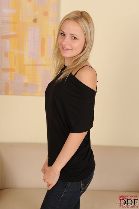 porn world: Blonde Tsjechische covergirl Claudie showt haar sexy voeten en haar geschoren kutje