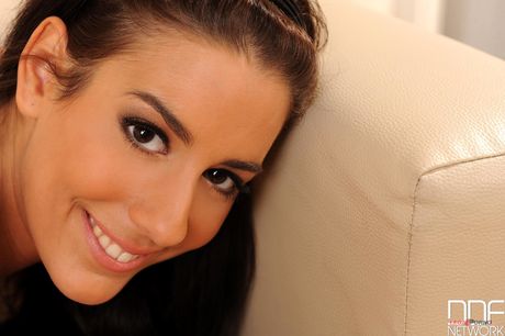 porn world: 偉大的捷克美女 Vanessa Black 展示了她美麗的雙腳和剃光的陰部