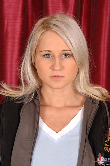 porn world: Blondes tschechisches Küken Joyce Angel protzt mit ihren riesigen Titten und zeigt ihre entblößte Figur