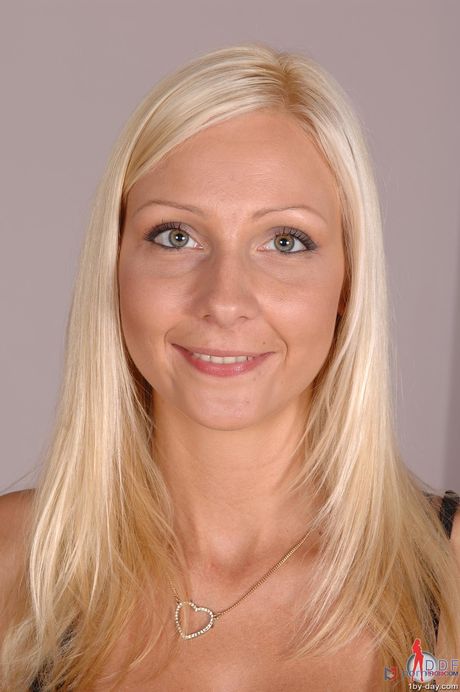 porn world: 金髪のハンガリーのキュートなジョーダン・ホワイトがソロで大きなお尻とおっぱいを披露