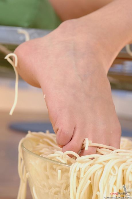 porn world: As lésbicas arrebatadoras Gitta Blond e Miki lambem os pés e os dedos uma da outra