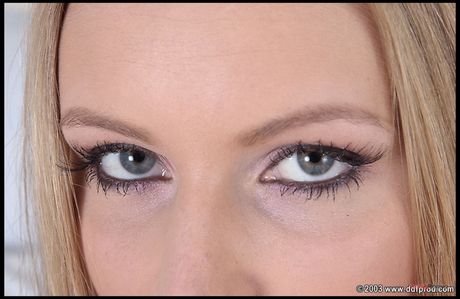 porn world: La superbe blonde hongroise Mia V se masturbe avec un vibromasseur tout en portant des talons