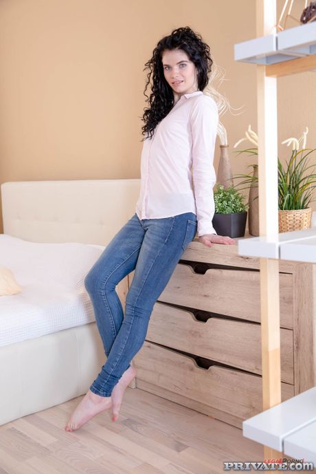 private: Smukła rosyjska ślicznotka Black Angel kusi swojego przyjaciela w czarnym koronkowym body