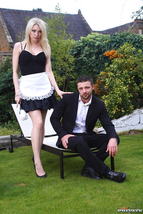 private: La bionda cameriera inglese Tamara Grace seduce il suo datore di lavoro con un reggiseno e mutandine nere