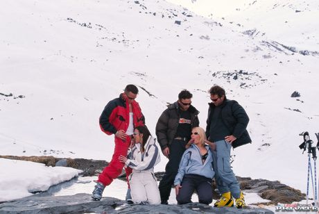 private: Die blonde Cougar Gina Blonde und ihre Freundin werden von maskierten Männern gebumst