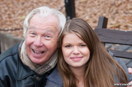 private: La seducente e splendida ungherese Jenny Noel si fa leccare la figa e scopare duramente nel sesso a tre