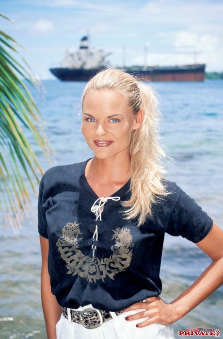 private: Blondynka duńska MILF Katja Kean pokazuje swoje duże cycki i oferuje swoją figurę bez ubrań na łodzi