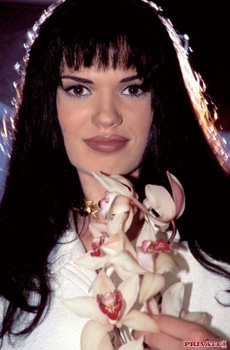 private: Milfs húngaras Natasha Storm e Suzan Nielsen são fodidas em um quarteto