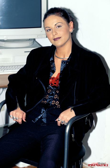 private: 黑髮娃娃 Gyongy 和 Michelle 展示她們驚人的乳房並在 3p 中做愛