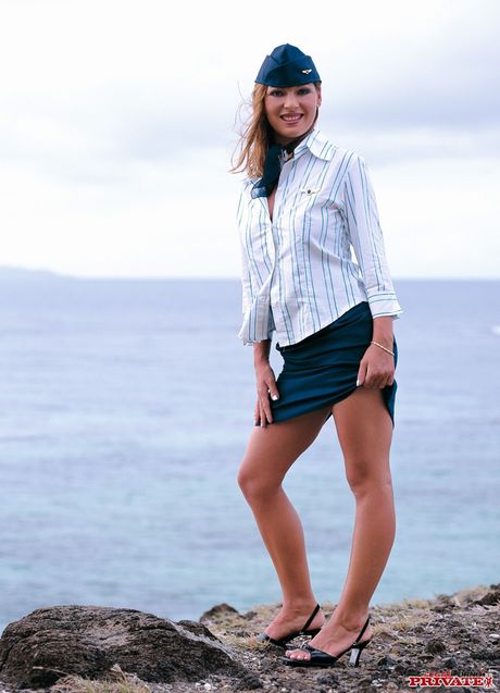 private: Les filles aux gros seins Elena et Rita Neri font un plan à trois sur un yacht en mer