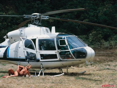 private: Blondynka z Czech Tina Wagner cieszy się hardcorowym seksem w samolocie i na trawie