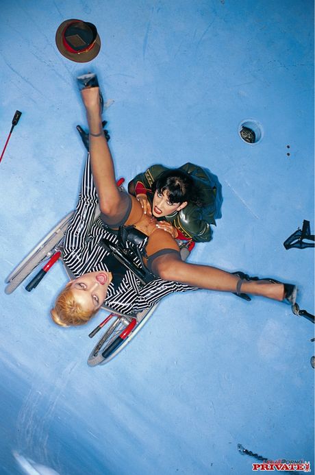 private: As Milfs de cabelos claros Monique Covet e Zora Banx se beijam e se tocam, é uma boceta