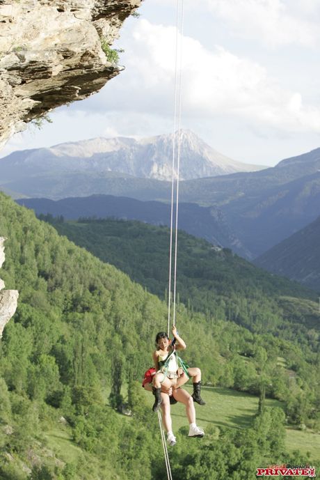 private: La belle tchèque Mai met en valeur ses gros melons et ses modèles bruts sur une montagne