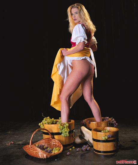 private: Blondynka Daniella Schiffer pozwala, aby jej wielki tyłek został wylizany i wyruchany w winnicy