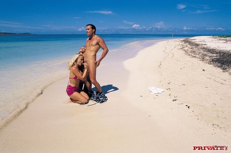 private: As loiras Ellen Saint e Sandy Style são fodidas na praia