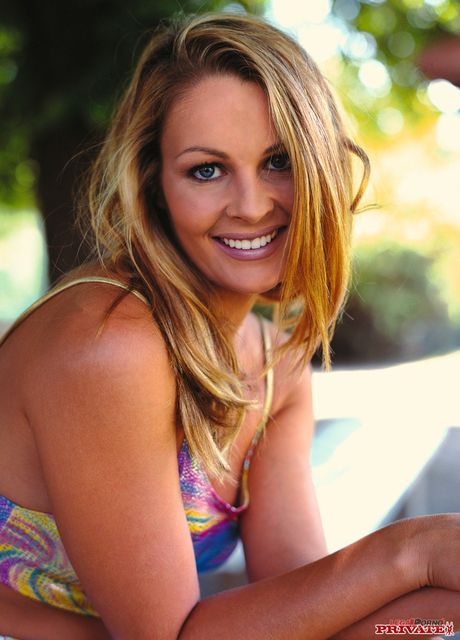 private: La espectacular rubia húngara Nikki Anderson muestra sus grandes tetas y expone su cuerpo en un coche