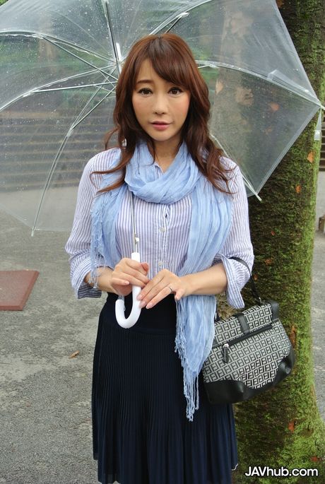 jav hub: Stunning Japanese babe Haruka Aizawa strips and displays her amazing melons