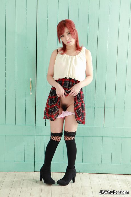 jav hub: La jolie rousse japonaise Saya Fujiwara montre ses énormes seins et pose en bas