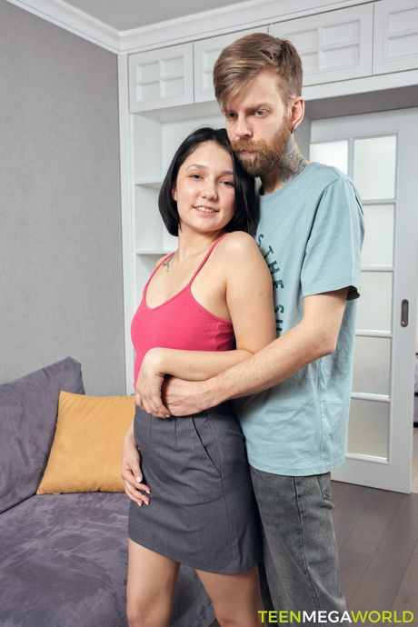 rawcouples: 愛らしいロシアの人形スウィートオフィーリアは犯される前に彼女の猫を舐められる