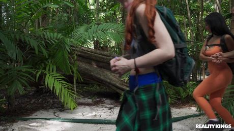 reality kings: As lindas garotas Roxie Sinner e Amy Quinn são fodidas por um cara negro no quintal