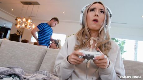 reality kings: Die blonde amerikanische Schönheit Heather Honey hat beim Spielen Sex mit einem Jungen