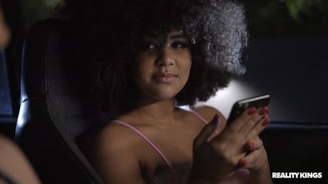 reality kings: レズビアンのキュートなGia Oh MyとNina Diazが車のベッドでセックスをする