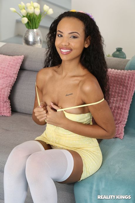 reality kings: Ciemnowłosa nastolatka Romy Indy uprawia seks z białym chłopcem