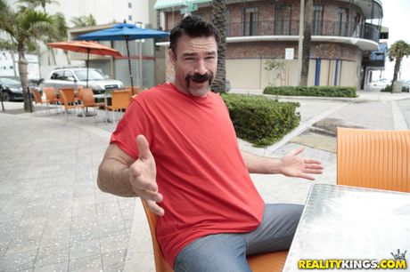 reality kings: Blonde Amerikaanse schat Kara Lee wordt geneukt op een handdoek op een strandlaken