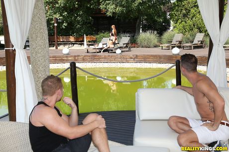 reality kings: Le attraenti ragazze Lana Belle e Ornella Morgan si fanno scopare durante una festa a bordo piscina