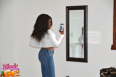 reality kings: Zwarte schoonheid Honey Droppz krijgt haar kut gevuld met een witte pik in de keuken