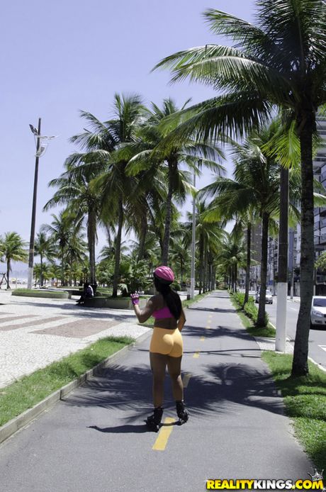 reality kings: A puma brasileira Aline Rios tem seu grande rabo lambido e sua buceta fodida