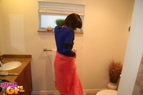 reality kings: Czarna dziewczyna z okładki Peyton Winters ma palcowaną i ru****ą cipkę w łazience